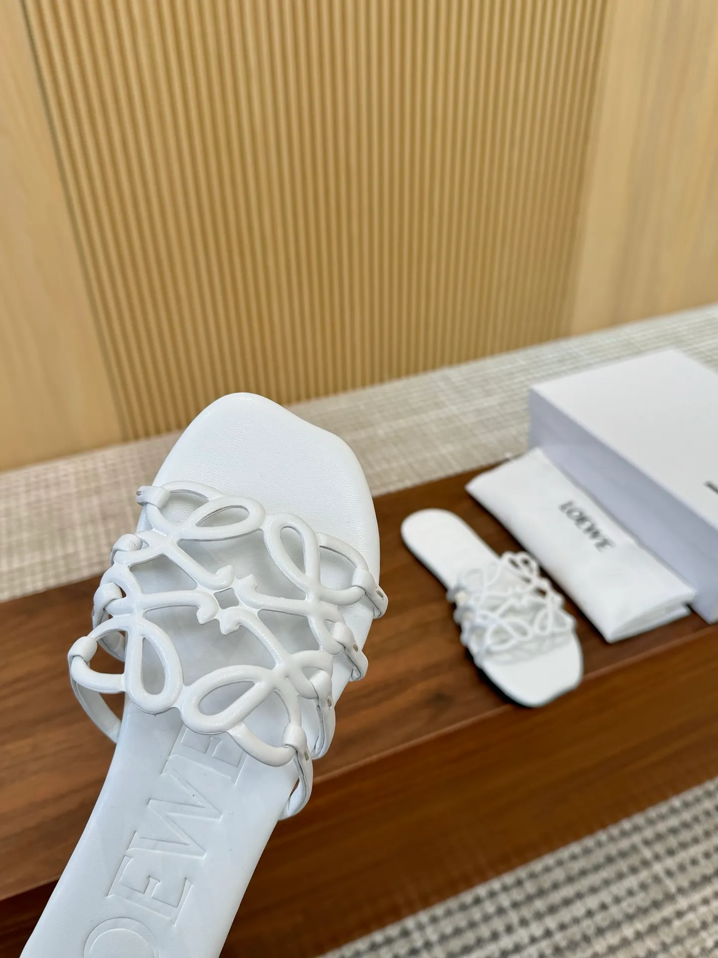 👟👟Ex-factory price 400👟👟 The latest 2025 LOEWE, summer limited edition hollow slippers, they are so beautiful on your feet! ! ! Highly recommended, a super lazy drag, the same style worn by celebrity bloggers! Fabric: Imported sheepskin (black, white, apricot, red, pink, five colors) Lining: Imported sheepskin Outsole: Genuine leather injection dyed bottom Number: 35-42